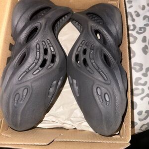 Kids Yeezy foam runners